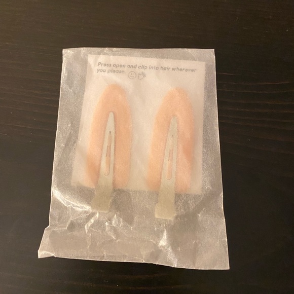 NWT HTF Glossier Pink Hair Clips - Picture 3 of 5
